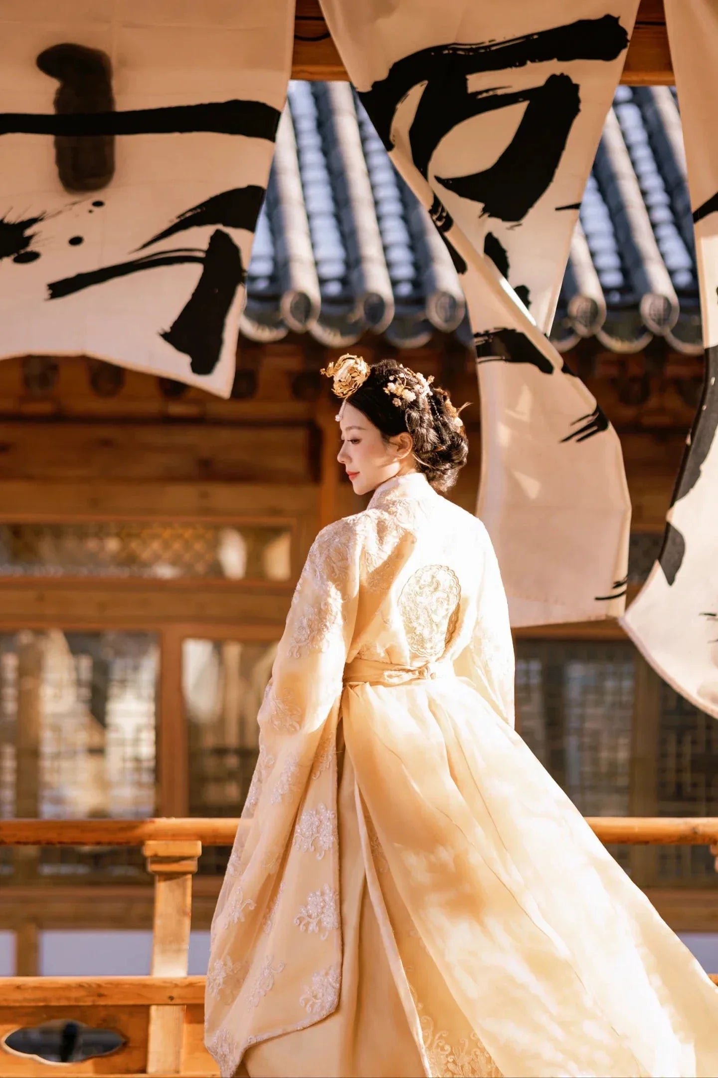 Couple Hanbok Wedding Outfit – Korean Palace Style Dress with Lace Detail for Summer Photoshoots - Image 8